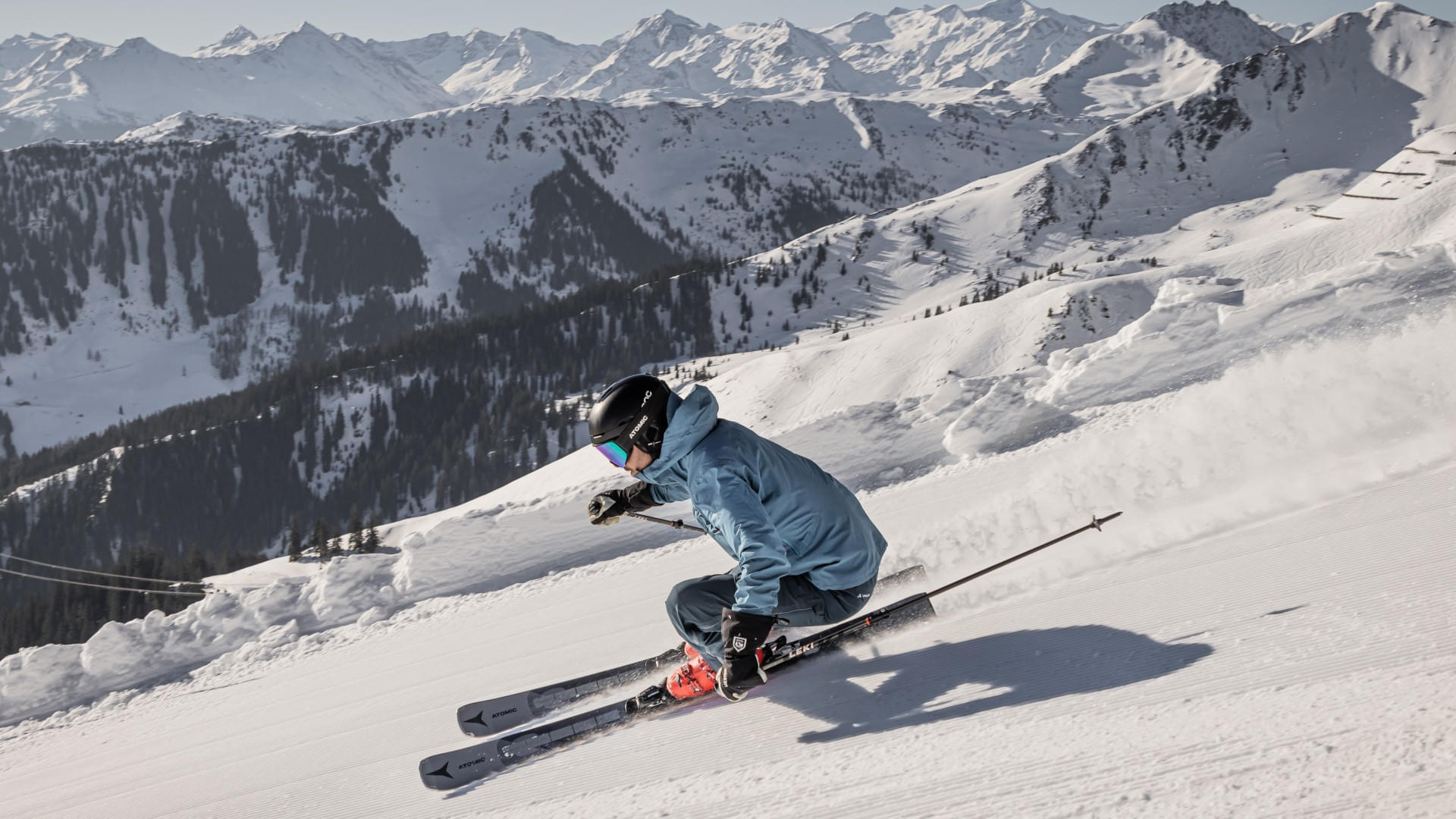Skifahren-mit-einem-atembreaubenden-BergpanoramaCmirjageh